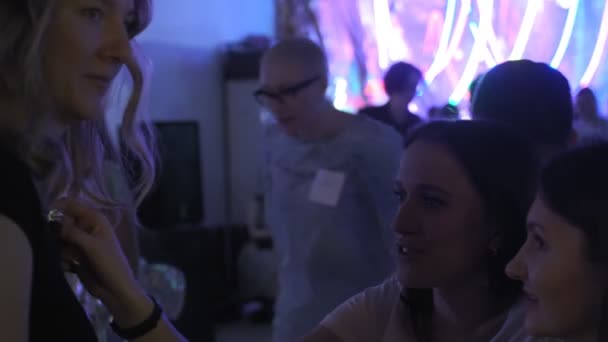 RUSSIA, VLADIMIR, 27 DEC 2019: jonge meisjes die op een feestje chatten, menigte die plezier heeft — Stockvideo