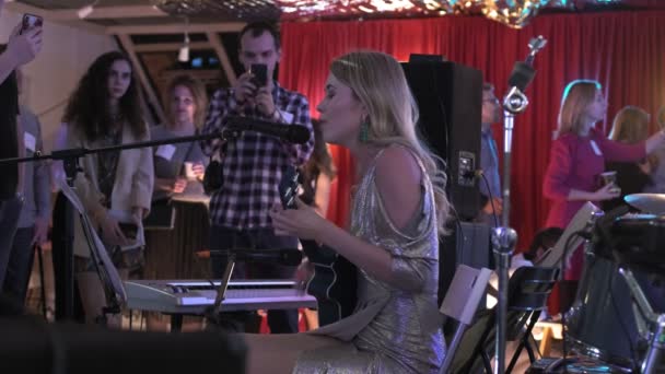 RUSSLAND, VLADIMIR, 27. Dezember 2019: Musikerin tritt mit Ukulele auf der Bühne auf — Stockvideo