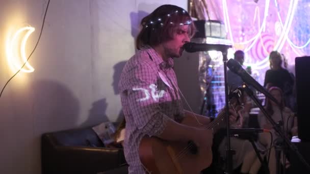 RUSSIA, VLADIMIR, 27 DEC 2019: μουσικός ερμηνεύει στη σκηνή με ακουστική κιθάρα — Αρχείο Βίντεο