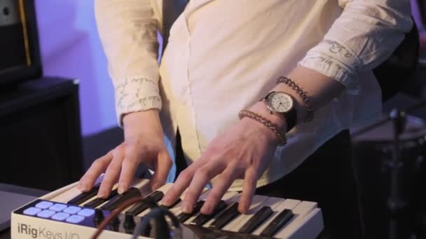 ΡΩΣΙΑ, VLADIMIR, 27 DEC 2019: επαγγελματίας μουσικός παίζει πιάνο MIDI πληκτρολόγιο — Αρχείο Βίντεο