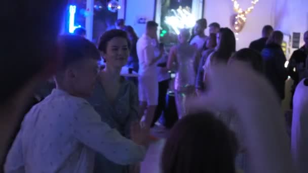 RUSSLAND, VLADIMIR, 27. Dezember 2019: Menschenmassen tanzen auf der Tanzfläche bei einer Party — Stockvideo