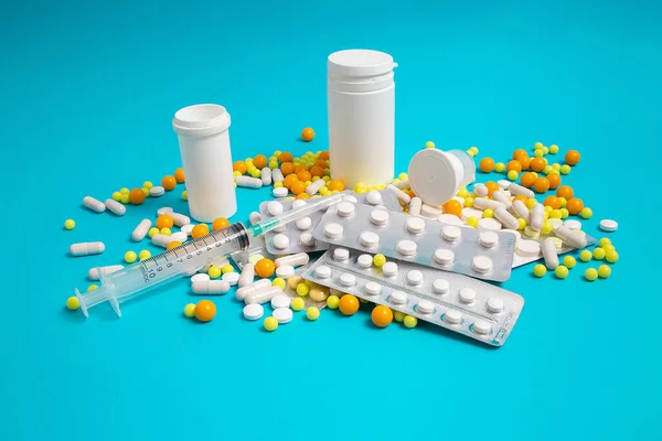 Medizinische Spritze Mit Medikamententabletten Kapseln Fläschchen Auf Blauem Hintergrund Verschreibungspflichtiges — Stockfoto