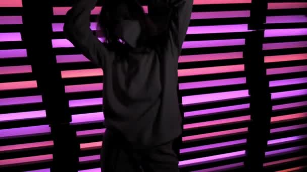 医療保護マスクの女の子がナイトクラブで踊ってる。レイヴパーティースローモーション — ストック動画