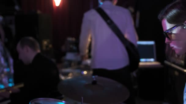 RUSSIA, VLADIMIR, 27 DEC 2019: барабанщик выступает на вечернем рок-концерте в ночном клубе — стоковое видео