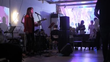 RUSSIA, VLADIMIR, 27 DEC 2019: gece kulübü partisinde rock grubu müzisyenleri sahne aldı