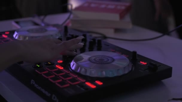 RUSSIA, VLADIMIR, 27 DEC 2019: tangan gadis pencampuran lagu di dj console, closeup — Stok Video