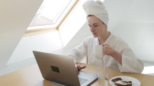 Thuis blijven quarantaine concept: freelance vrouw in witte badjas, handdoek op hoofd — Stockvideo