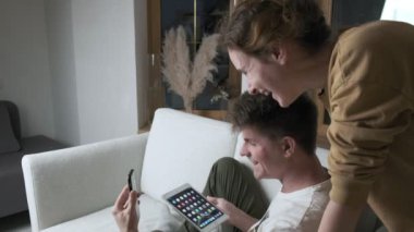 RUSSIA, VLADIMIR, 05 Nisan 2020: Akıllı telefon kullanarak görüntülü konuşma yapan genç çift