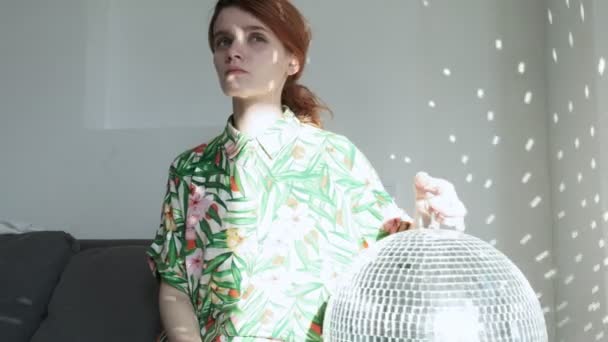 Czerwony głowica dziewczyna przędzenie błyszczące lustro discoball na słoneczny dzień odzwierciedlające światło dzienne — Wideo stockowe
