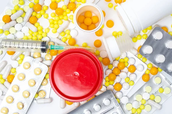Medizinische Spritze Mit Medikamententabletten Kapseln Fläschchen Auf Weißem Hintergrund Flatlay — Stockfoto