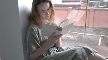 Koronovirüs salgını karantinası sırasında okunuyor. Kendini izole et, evde kal.