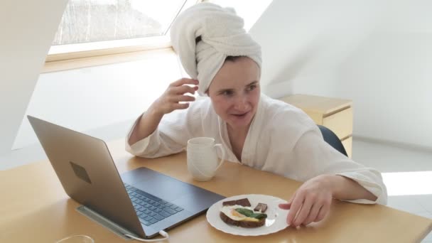 Ανεξάρτητη γυναίκα με λευκή ρόμπα, πετσέτα στο κεφάλι. μείνετε σπίτι καραντίνα έννοια — Αρχείο Βίντεο