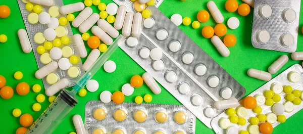 Banner av färgglada piller, kapslar. Förebyggande, botande av influensa, coronavirus — Stockfoto