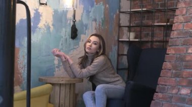 Sıkıcı Asyalı kadın koltukta oturuyor restoranda dinleniyor, randevusunu bekliyor..