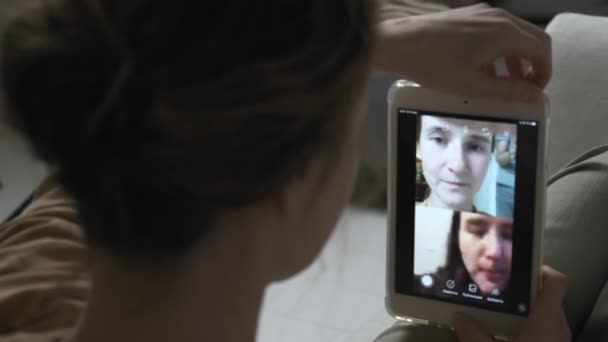 Vrouw met videocall op smartphone. meisje maken chat online op de telefoon thuis — Stockvideo