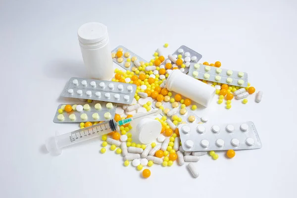 Förebyggande, botande av influensa, coronavirus. färgglada piller, kapslar på vitt — Stockfoto
