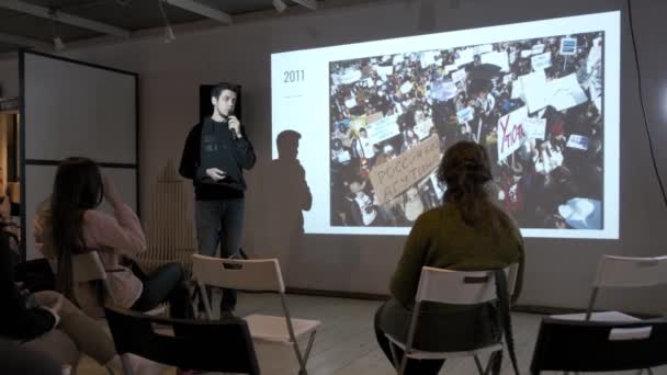 RUSKO, VLADIMIR, 22 MAR 2020: umělec vystupuje s přednáškou o monstraci — Stock video