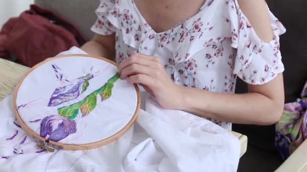 Menina na mesa de costura com agulha. bordado, bordado, hobby, artesanato — Vídeo de Stock
