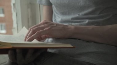 Koronovirüs salgını karantinası sırasında okunuyor. Kendini izole et, evde kal.