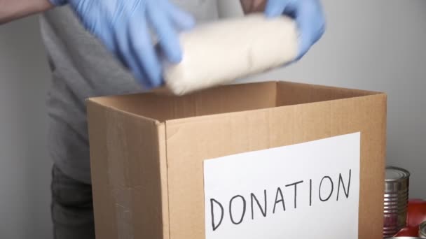 Poner comida de comestibles en la caja de donación de cartón: verduras, aceite, cereales, latas de estaño — Vídeo de stock