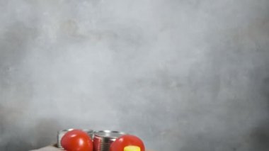 Sebze, yağ, tahıl, meyve ve sebze dolu bir bağış kutusu.