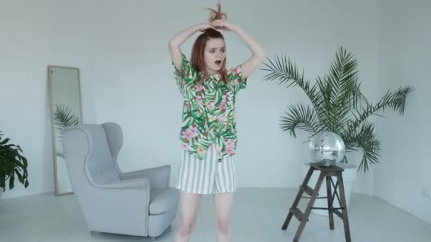 Junges süßes Teenager-Mädchen tanzt zu Hause in hellen Raum, Flechten, Pferdeschwanz — Stockvideo