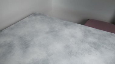 Coronavirus yardım fonu, hayır kurumu, teslimat. Gönüllü bağış kutusunu masaya koydu