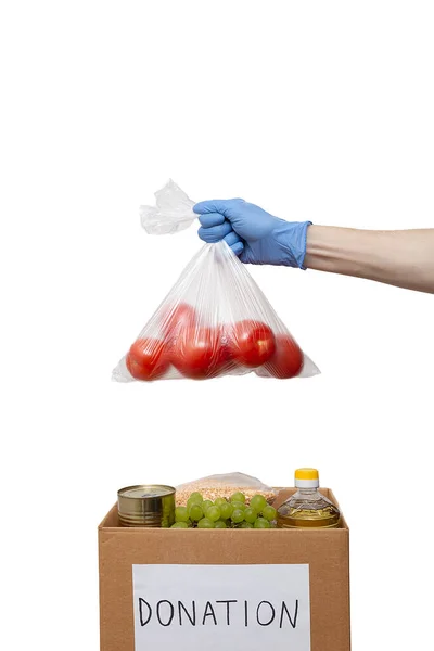 Consegna durante la quarantena della pandemia di coronavirus. provviste alimentari, scatola delle donazioni — Foto Stock