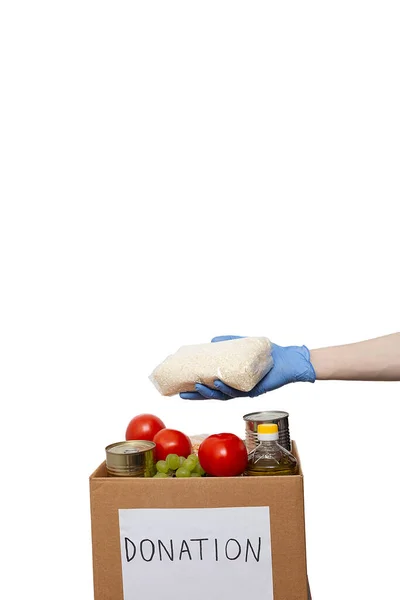 Parto durante la cuarentena de una pandemia de coronavirus. suministros de alimentos, caja de donaciones — Foto de Stock