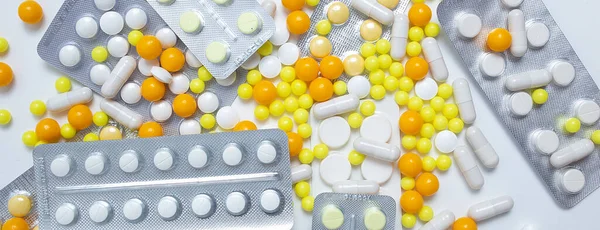 Förebyggande, botande av influensa, coronavirus. färgglada piller, kapslar på vitt — Stockfoto