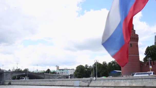 Widok na ściany Kremla w Moskwie na jasny słoneczny dzień z rejsu statkiem rekreacyjnym — Wideo stockowe