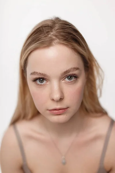 Menina muito caucasiana com ombros nus olhando para a câmera. retrato, close-up — Fotografia de Stock