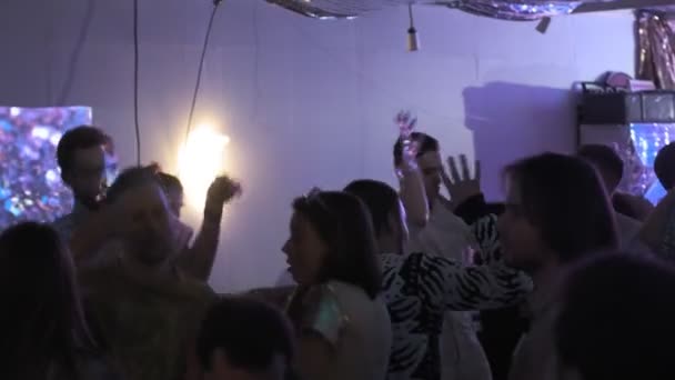 RUSSIA, VLADIMIR, 27 DEC 2019: multidão de pessoas dançando na pista de dança na festa — Vídeo de Stock