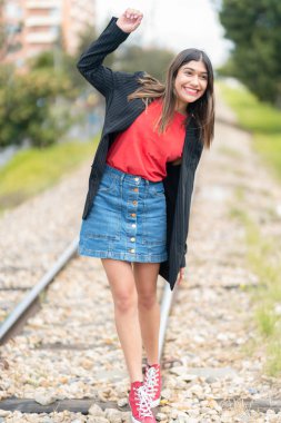 Tren yolunda yürüyen kadın.