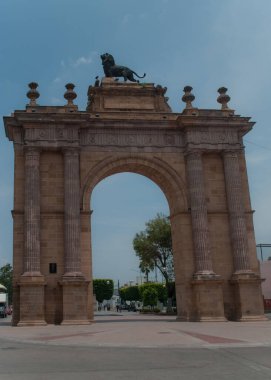 Leon, Guanajuato / Meksika - Kahramanlar Geçidi 'nin Nisan 2013 Kemeri, üzerinde bronz bir aslan, 1896 yılında inşaata başladı.