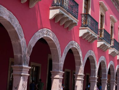 Leon, Guanajuato / Meksika - Nisan 2013 Kemerleri 2 Ocak Meydanı St. Sebastian Kilisesi Mrwheels