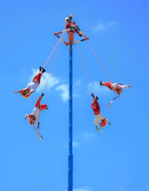 Tulum, Quintana Roo / Mexico - 21 Mayıs 2017 Papantla broşürleri performansı, Meksika kültürü konsepti 