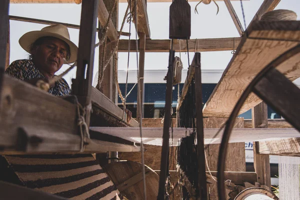 托多斯 桑托斯 墨西哥 2019年3月织布机是一种用来织布和织锦的装置 任何织机的目的都是使经纱紧固在张力之下 以方便纬纱的交织 — 图库照片