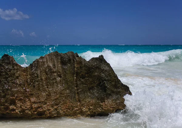 Τεράστια Πέτρα Πάνω Από Μια Υπέροχη Θέα Στην Καραϊβική — Φωτογραφία Αρχείου