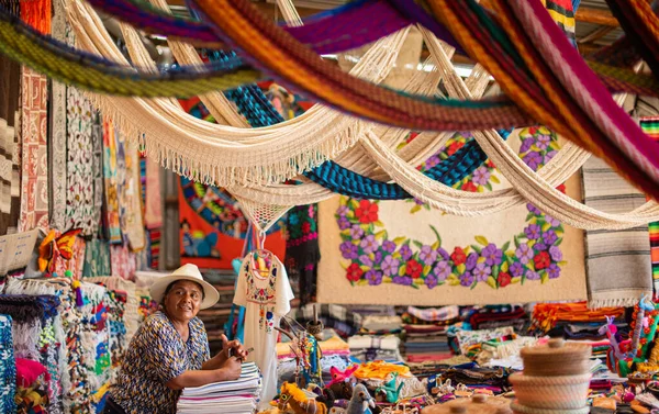 Todos Santos, Baja California / Meksika - 2019 Meksika el işi ve halk sanatı Meksikalı zanaatkar konsepti, ilkel