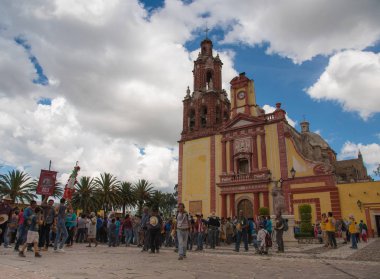 Cadereyta de Montes, Queretaro, Meksika 20 Temmuz 2018 Armas Meydanı 'nda Meksika bayramında dini gelenek