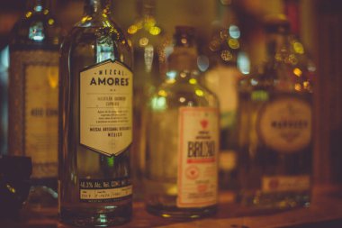Mezcal Meksika damıtılmış alkollü içecek genellikle portakal ya da limonla, limon dilimleri ve solucan tuzu, sadece mavi agave ile yapılan tekilanın aksine, her türlü agave 'den yapılır.