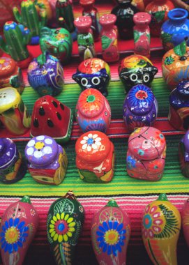 Renkli seramik el boyaması Meksika el sanatları