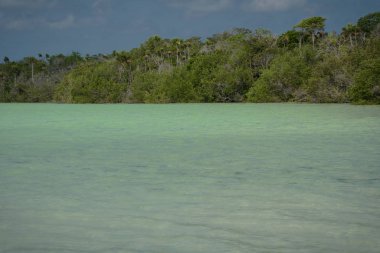 Laguna Kaan Luum suyun eşsiz bir rengiyle karakterize edilir.