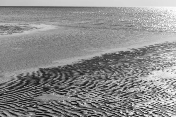 Interessante Formen Sand Wegen Des Windes Einem Einsamen Jungfräulichen Strand — Stockfoto