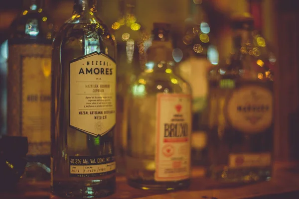 Mezcal Meksika damıtılmış alkollü içecek genellikle portakal ya da limonla, limon dilimleri ve solucan tuzu, sadece mavi agave ile yapılan tekilanın aksine, her türlü agave 'den yapılır.