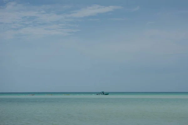 在美丽的墨西哥加勒比海岛海滩 Holbox 清澈的海滩拍摄的全景摄影 — 图库照片