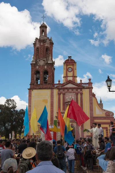 カデレータ モンテス ケレタロ メキシコ7月20日アーマス広場でのメキシコの休日の宗教的な習慣 — ストック写真