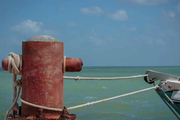 Pilona Roja Con Cuerda Fija Barco Cerca Holbox México —  Fotos de Stock