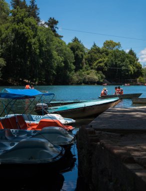 Huasca de Ocampo, Hidalgo / Meksika - Haziran 2018 Trout Orman Parkı doğayla çevrili güzel bir alandır, göl balık, kano, ızgara ve at sürmeyi ziyaretçilere sunar..
